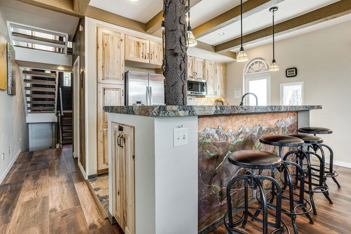 Hot Tub Relaxation: Luxe Summit Gem w / Mtn Views