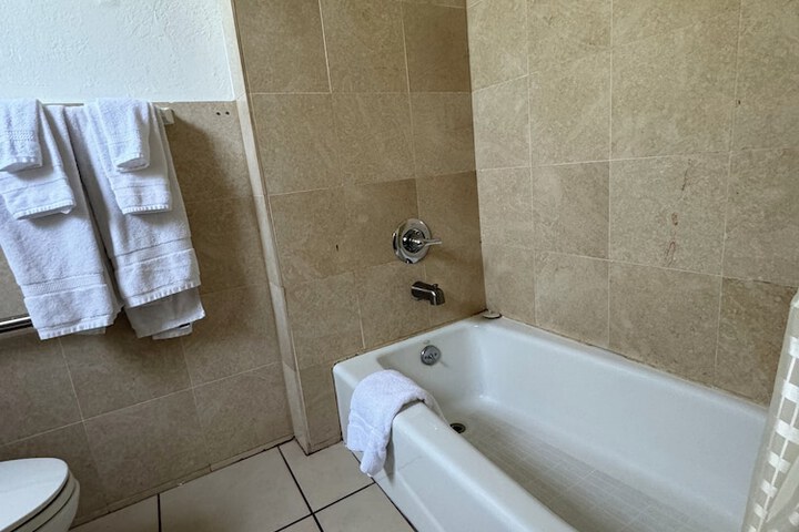 Room 25 of 28