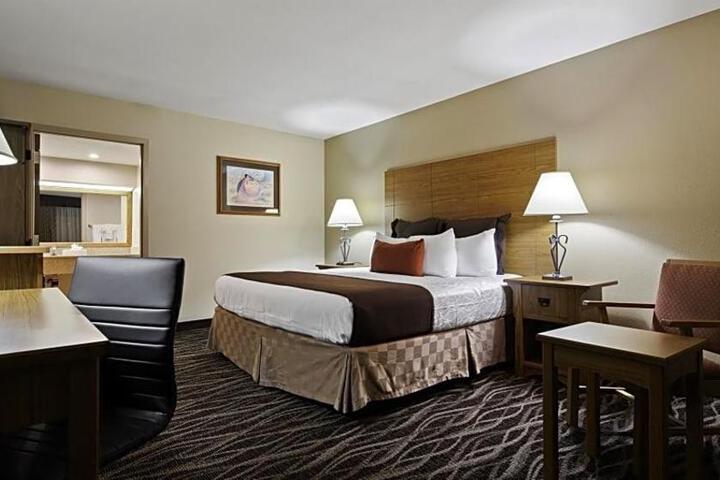 Best Western Plus Saddleback Inn & Conference Center