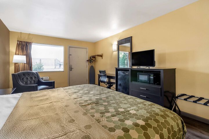Room 12 of 33