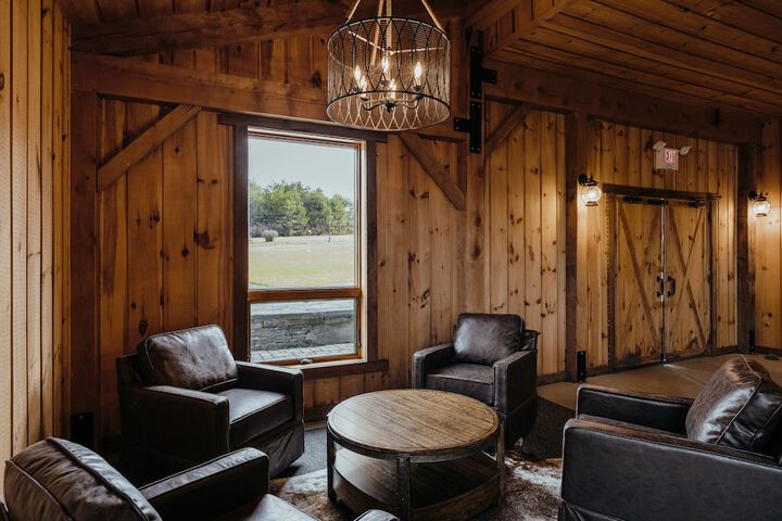 Lounge 30 of 43
