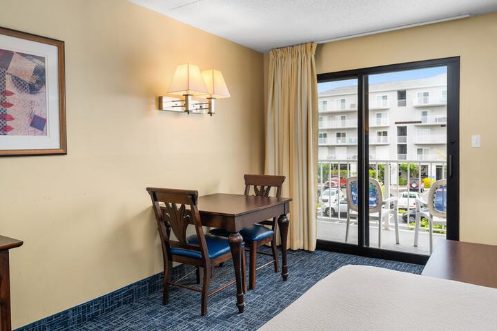Coastal Palms Inn & Suites