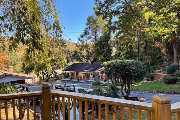 Mountain Aire Cottages Inn & Glamping