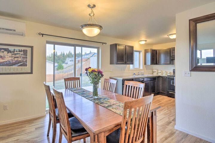 Pet-friendly Poulsbo Abode w / Mountain Views!