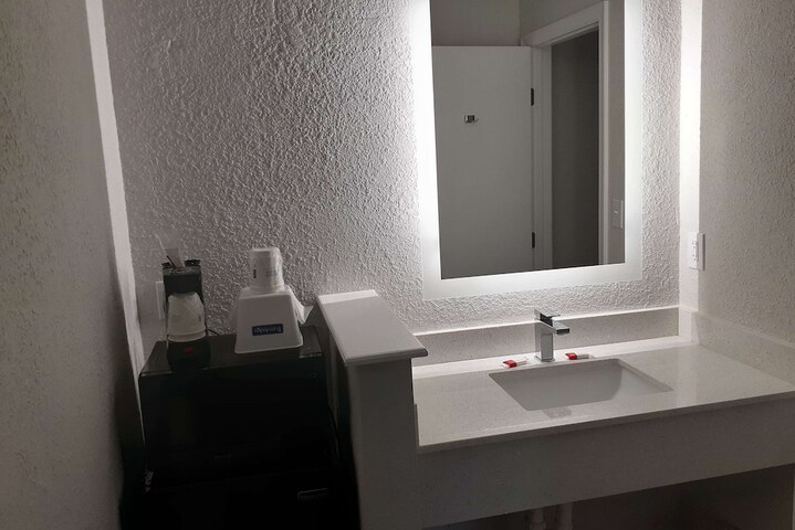 Room 5 of 9