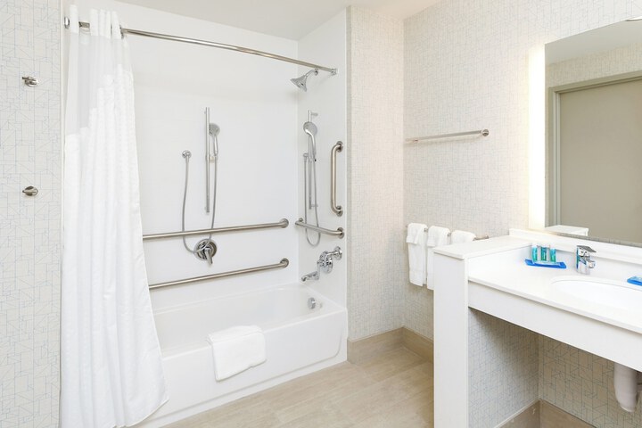 Holiday Inn Express & Suites Sturbridge by IHG