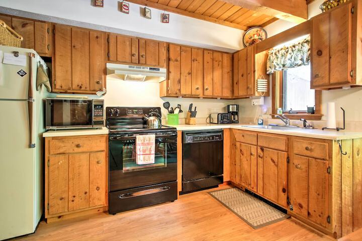 Cozy Bartlett Townhome 3 Mi to Attitash Mountain