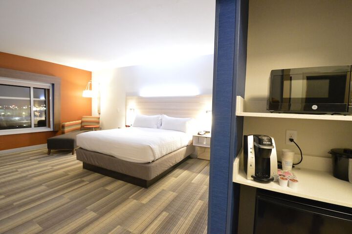 Holiday Inn Express & Suites Toledo West by IHG