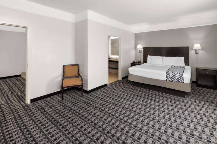 La Quinta Inn & Suites by Wyndham Deer Park