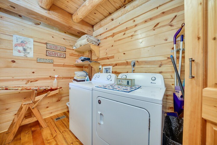 Secluded Broken Bow Cabin w / Fire Pit and Deck!