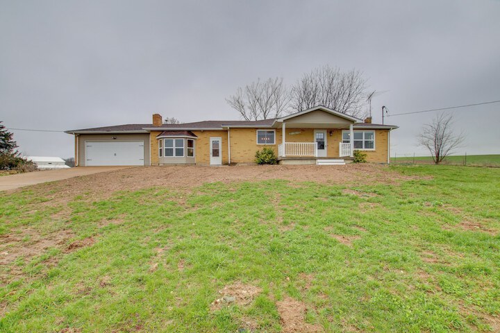Chic Ste Genevieve Home w / Nice Interior Amenities