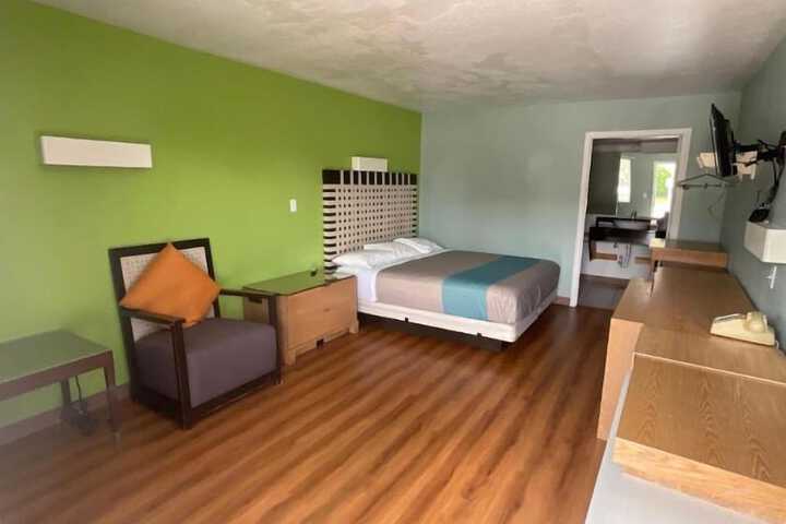 Room 5 of 9