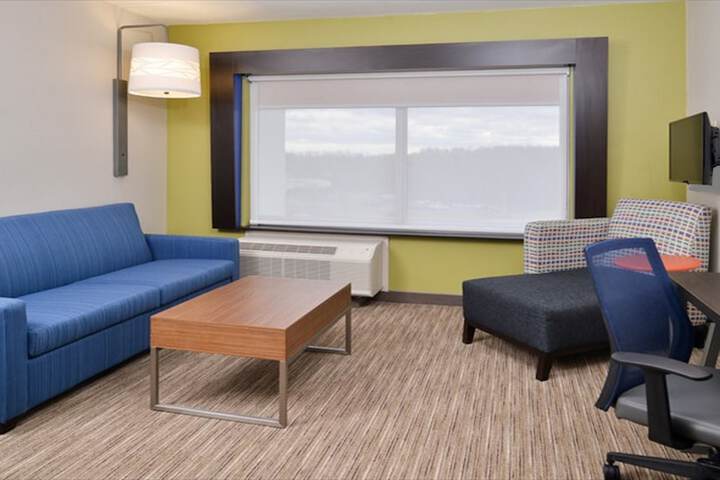 Holiday Inn Express & Suites Parkersburg East by IHG