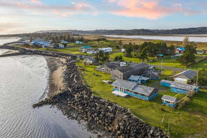 Cozy Coastal Getaway • Panoramic Ocean Views