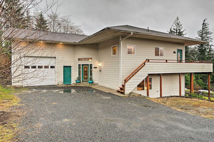 Ketchikan Home: Bay Views 1 / 2 Mi to Hiking Trails