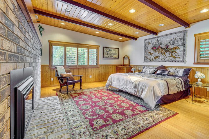 Waterfront Kingston Getaway: Beach Access On-site!