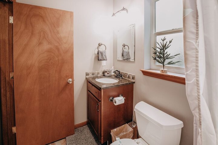 20gs - Wifi - F / p - W/d - Sleeps 6 3 Bedroom Home by RedAwning