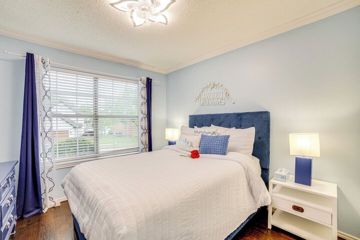 Walk to Lake! Rowlett Escape w / Fire Pit & Views