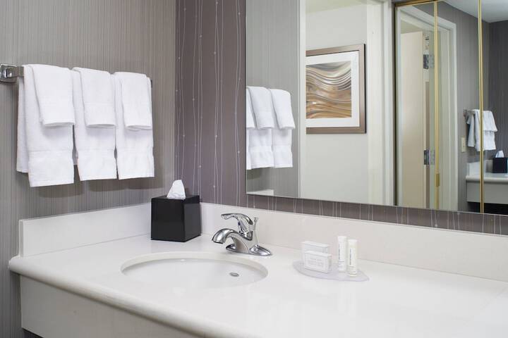 Courtyard by Marriott Cleveland Airport North