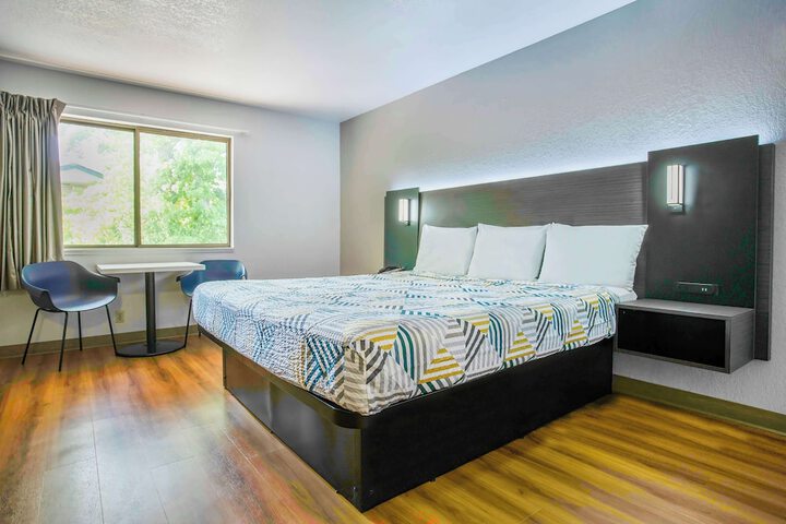Room 13 of 20
