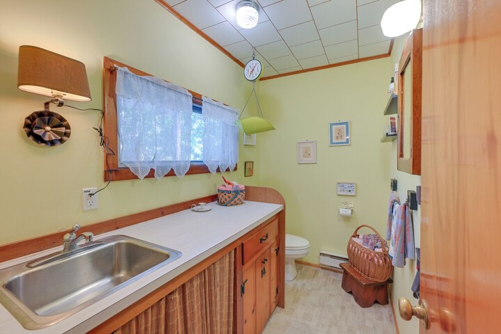 Walk to Beach: Long Island Wine Country Home!