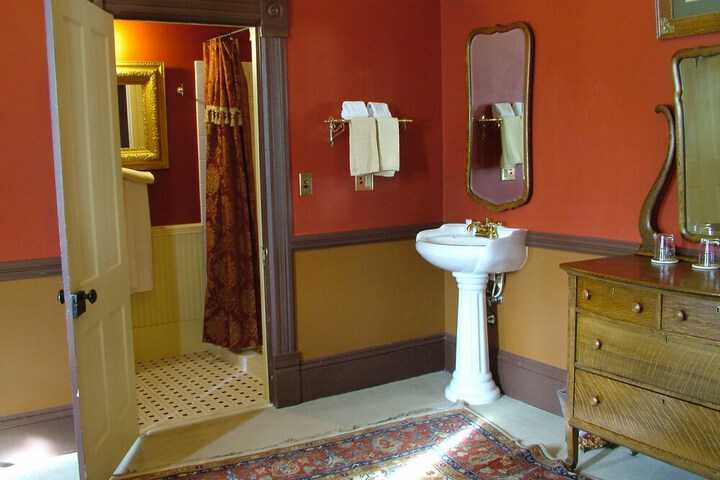 Martin & Mason Hotel