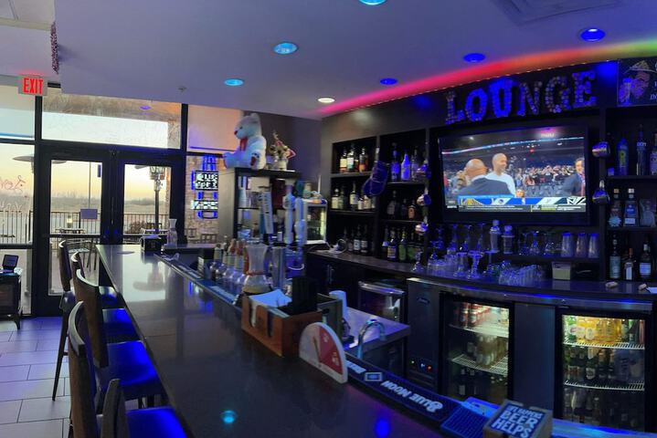Lounge 42 of 44