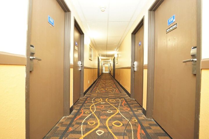 Ballroom/Hall 25 of 29
