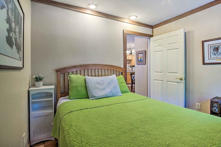 Coos Bay Cottage w / Fireplace & BBQ Patio!