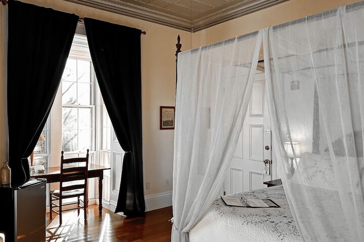 Room 33 of 46