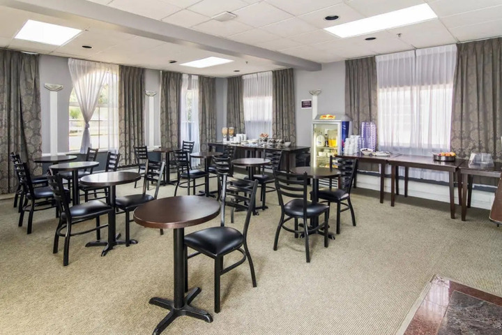 RED LION INN & SUITES ABBOTSFORD