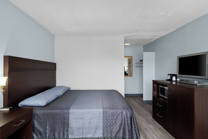 Room 17 of 38