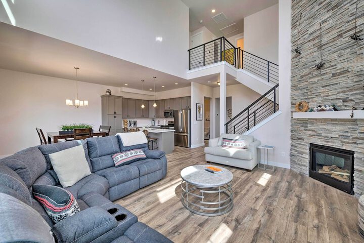 Inviting Hideout Townhome w / Balcony & Lake Views!