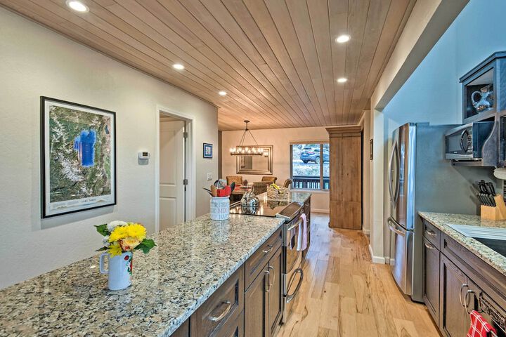 2 Mi to Heavenly Mountain: Tahoe Retreat w / Views