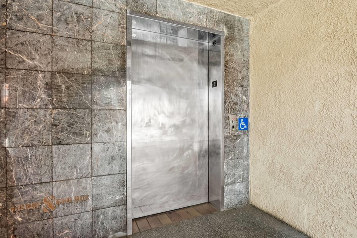 Days Inn by Wyndham Fontana / Rialto