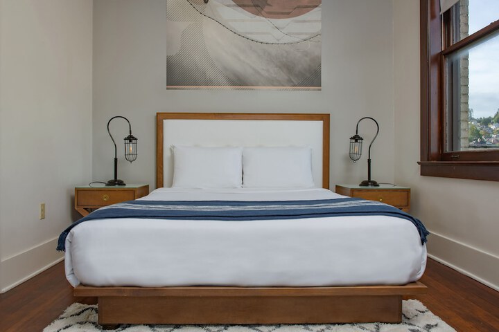 Commodore Hotel