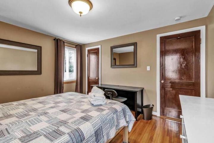 Gorgeous 2 Queen Bedroom Apartment in North Buffalo with 70 inch TV