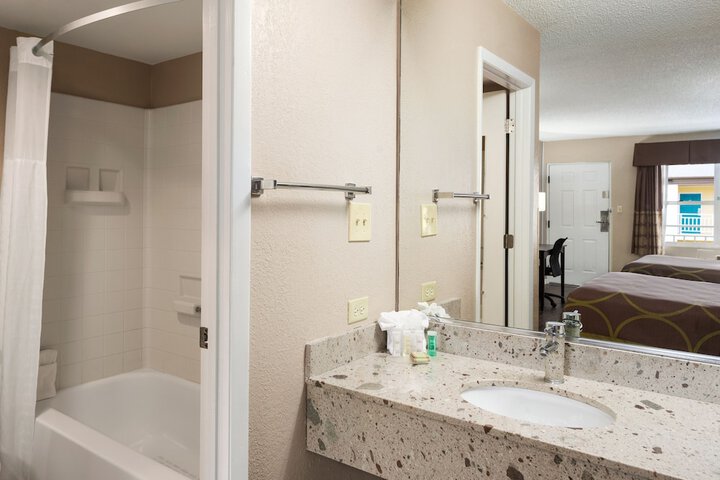 Super 8 by Wyndham Ellenton Bradenton Area