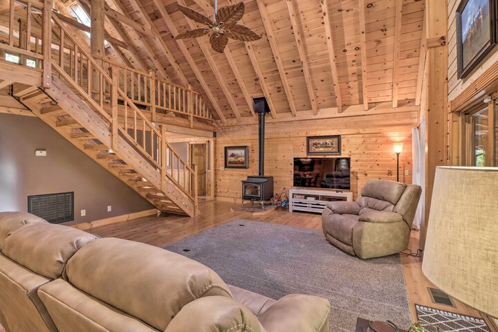 serenity Woods Cabin w / Hot Tub & Fire Pit