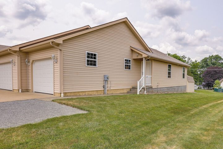 Wfh-friendly Columbiana Vacation Rental w / Deck!