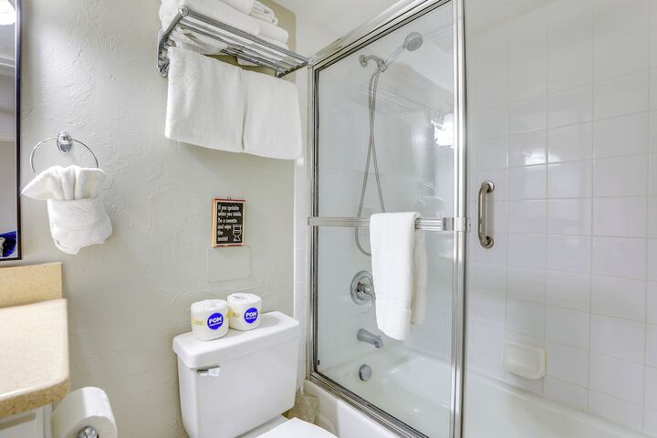 Sunlit Longboat Key Escape w / Private Resort Beach