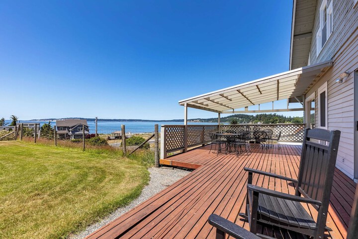 Private Beach Access + Water Views! Sleeps 18 Historic 6bdr Farmhouse w / Deck