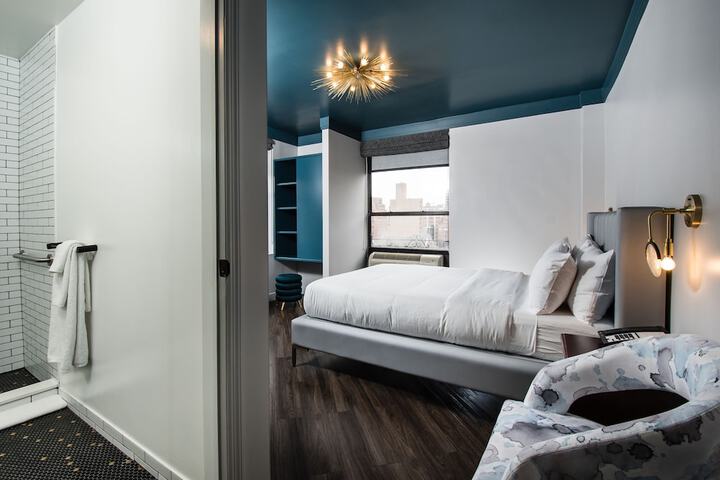 Room 9 of 18