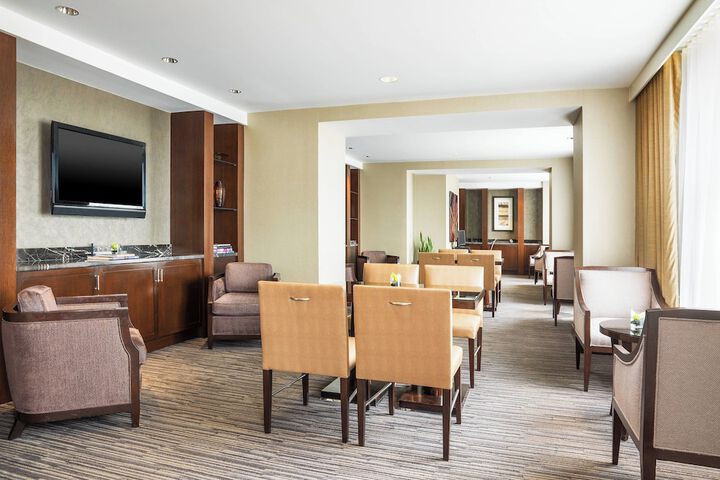 Lounge 107 of 116