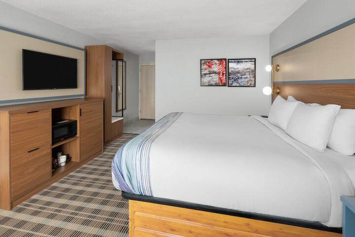 AmericInn by Wyndham Douglas / Saugatuck