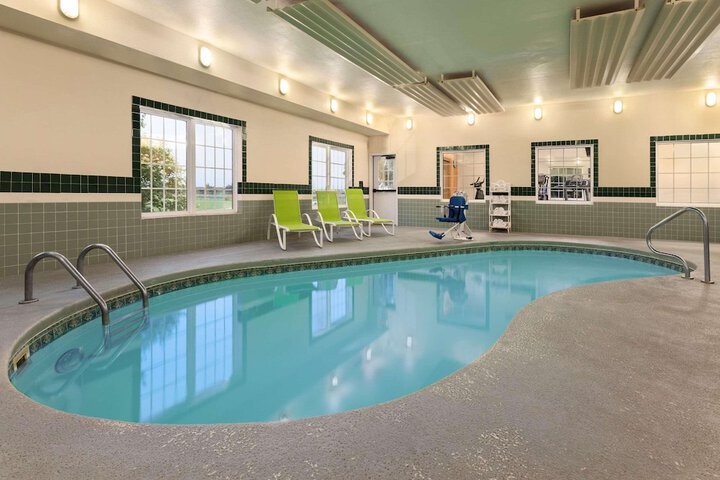Country Inn & Suites by Radisson Salina, KS