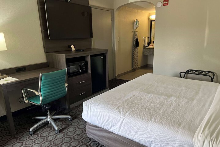 Days Inn by Wyndham Wagoner