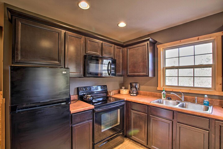 Close to Vineyards: Updated New Haven Retreat!