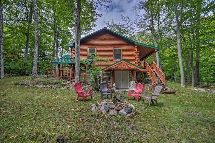 Updated Manistique Log Cabin Yard & Fire Pit