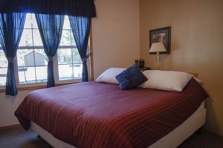 Crandell Mountain Lodge